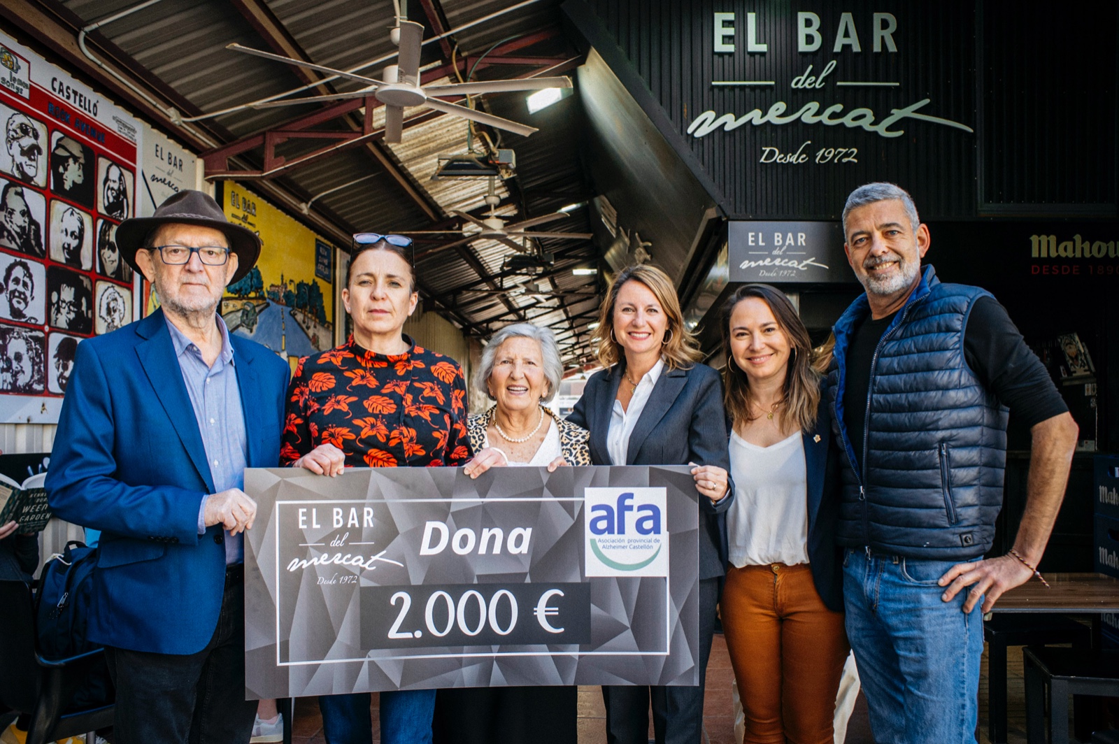 La alcaldesa y el Bar del Mercat hacen entrega de un cheque solidario a AFA Castellón
