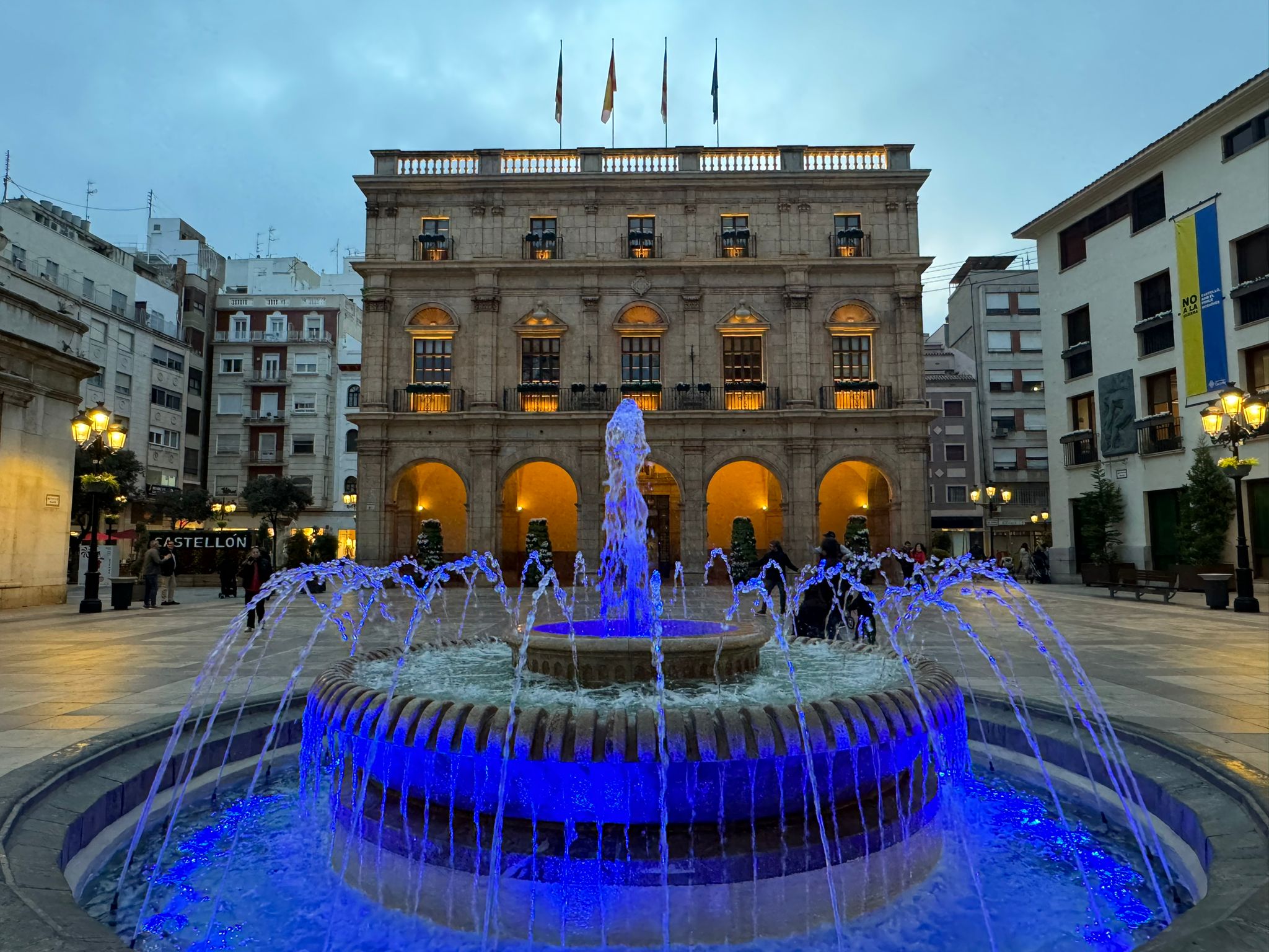 La fuente de la plaza Mayor se ilumina de color azul por el Día Mundial del Agua