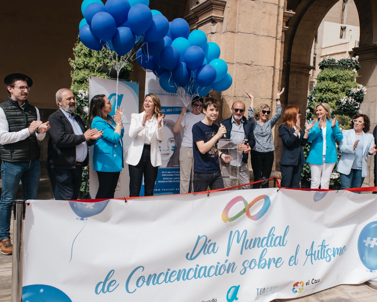 L'alcaldessa se suma al Dia Mundial de l'Autisme amb la lectura del manifest i la solta de globus de color blau en la plaça Major
