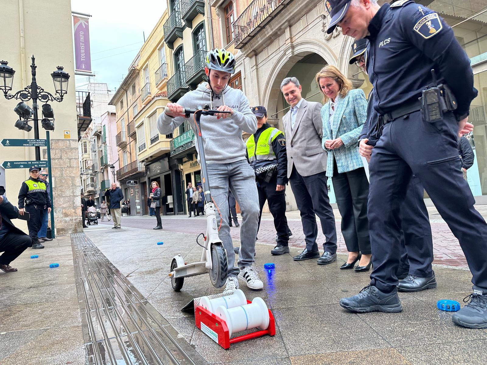 Castellón presenta un dispositivo pionero en España para el control de la movilidad en patinete eléctrico